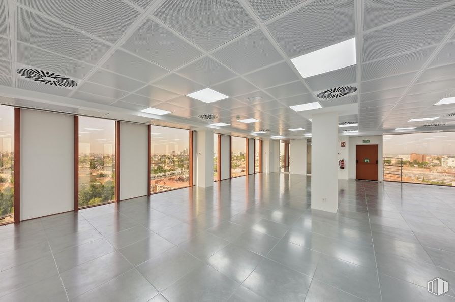 Oficina en alquiler en Edificio Bronce, Avenida Burgos, 8 A, Chamartín, Madrid, 28036 con puerta, accesorio, interiorismo, suelos, suelo, edificio, inmobiliario, vidrio, techo y edificio comercial alrededor