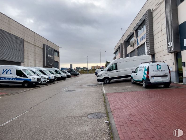 Nave en alquiler en Arroyoculebro, Leganés, Madrid, 28914 con camioneta, edificio, luz de estacionamiento, rueda, neumático, nube, vehículo terrestre, coche, vehículo y cielo alrededor