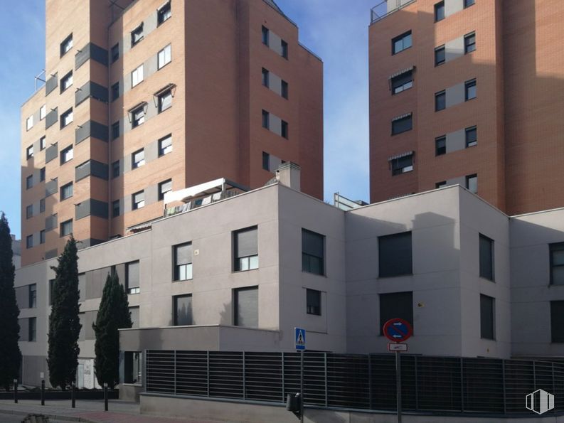 Local en venta en Calle Fuente Cisneros, 31, Alcorcón, Madrid, 28922 con edificio, propiedad, día, ventana, cielo, bloque de torre, accesorio, arquitectura, diseño urbano y condominio alrededor