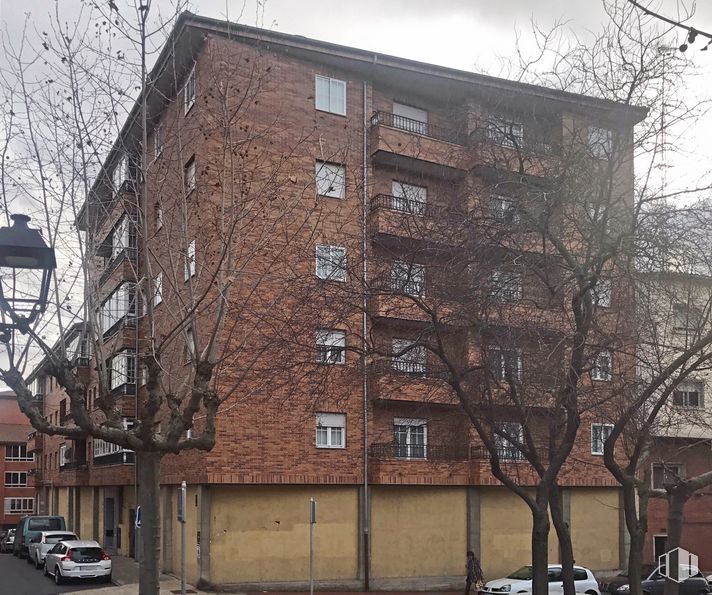 Retail for rent at Calle Capitán Peñas, 35, Ávila, 05003 with building, car, daytime, window, property, tire, tree, wheel, urban design and brick around