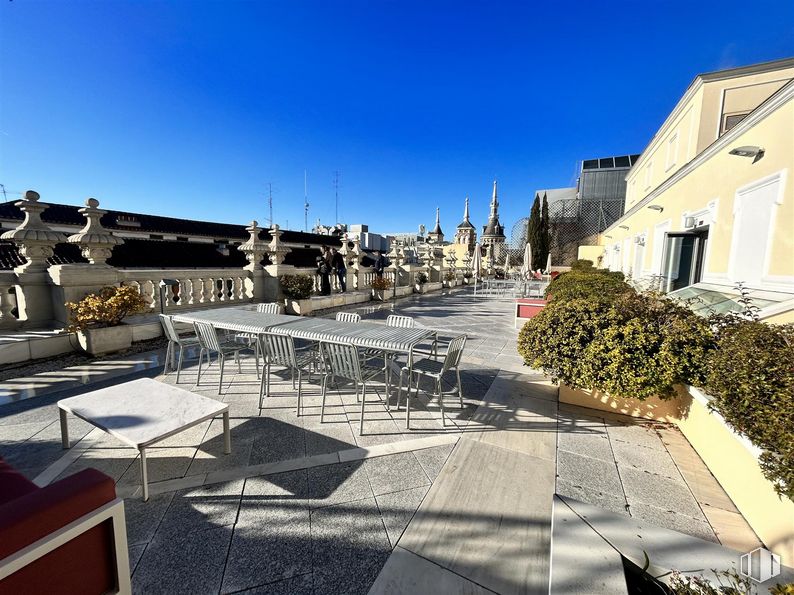 Oficina en alquiler en Calle Carrera de San Jerónimo, 15, Centro, Madrid, 28014 con silla, cielo, edificio, planta, sombra, diseño urbano, superficie de la carretera, ventana, casa y inmobiliario alrededor