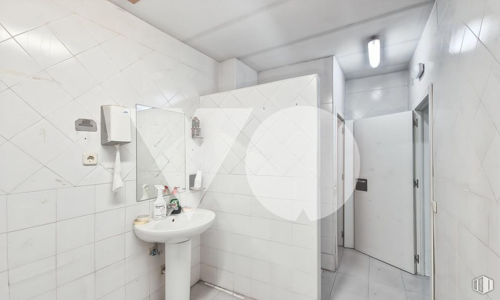 Retail for sale at Calle San Leopoldo, Tetuán, Madrid, 28029 with wall, flooring, floor, ceiling, interior design, plumbing fixture, tile, bathroom, plumbing and tile flooring around