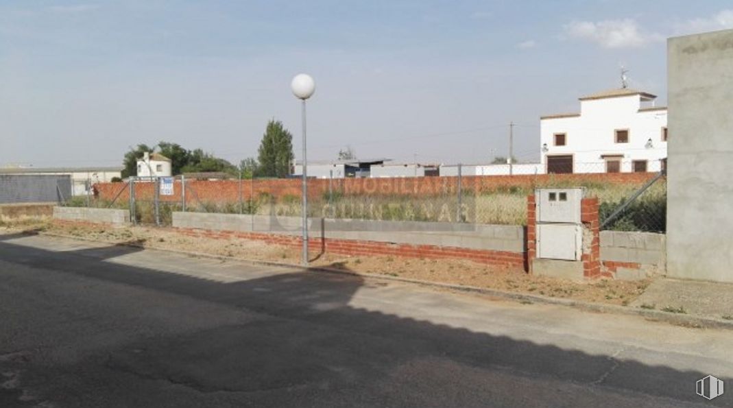 Land for sale at Calle Pérez Galdós, 14, El Toboso, Toledo, 45820 with house, sky, plant, cloud, asphalt, road surface, land lot, street light, tree and residential area around