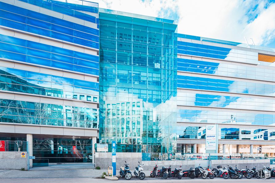 Office for rent at Calle Torrelaguna, 77, Ciudad Lineal, Madrid, 28043 with building, daytime, cloud, blue, sky, urban design, tower block, condominium, facade and wheel around