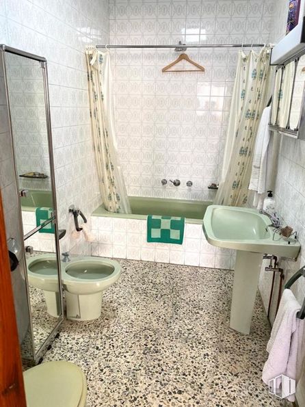 Office for sale at Calle Pozo Amargo, Toledo, 45002 with toilet, sink, mirror, tap, plumbing fixture, bathroom sink, property, bathroom cabinet, purple and green around