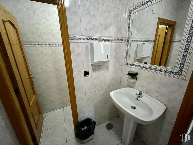 Retail for sale at Avenida Juventud, Ávila, 05003 with sink, door, mirror, tap, property, plumbing fixture, bathroom sink, bathroom, building and purple around