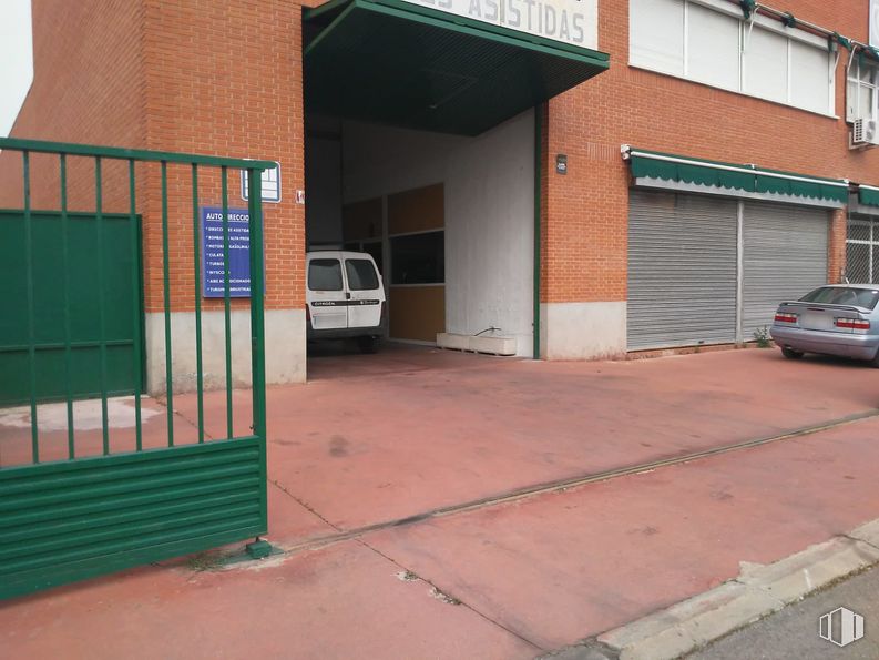 Nave en venta en Avenida Humanes, 159, Griñón, Madrid, 28971 con coche, luz de estacionamiento automotriz, vehículo terrestre, vehículo, neumático, rueda, edificio, albañilería, neumático automotriz y superficie de carretera alrededor