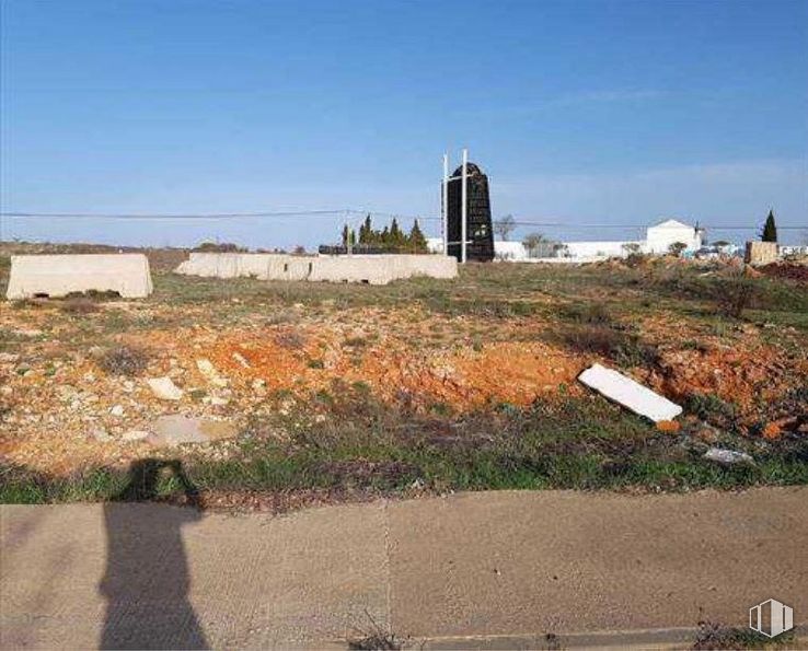 Land for sale at Polígono Los Llanillos, Sigüenza, Guadalajara, 19267 with building, sky, plant, land lot, asphalt, road surface, grass, natural landscape, landscape and plain around