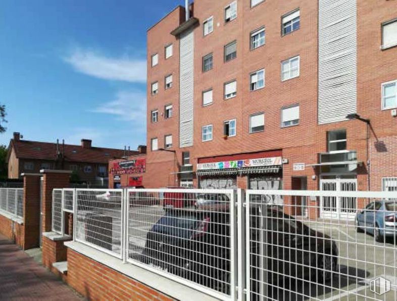 Retail for sale at Paseo Pastrana, Alcalá de Henares, Madrid, 28803 with car, building, window, sky, wheel, tire, fence, cloud, tree and vehicle around