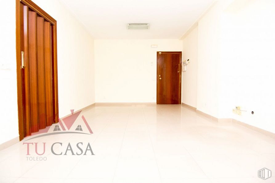 Office for rent at Carretera de la Peraleda, Toledo, 45004 with door, property, fixture, wood, flooring, architecture, interior design, hall, floor and curtain around