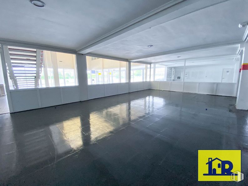 Industrial for sale & for rent at Avenida Cruz Roja Española, Cuenca, 16002 with window blind, fixture, hall, flooring, floor, composite material, gas, building, glass and ceiling around