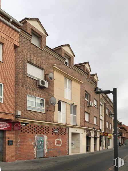 Local en alquiler y venta en Calle Trinidad Tortuero, 3, Azuqueca de Henares, Guadalajara, 19200 con ventana, edificio, cielo, propiedad, diseño urbano, madera, casa, accesorio, barrio y ladrillo alrededor