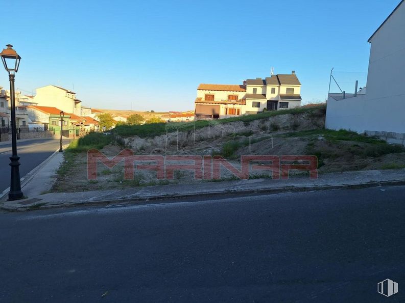 Land for sale at Núcleo urbano, Borox, Toledo, 45222 with sky, plant, building, asphalt, road surface, slope, street light, tar, horizon and city around