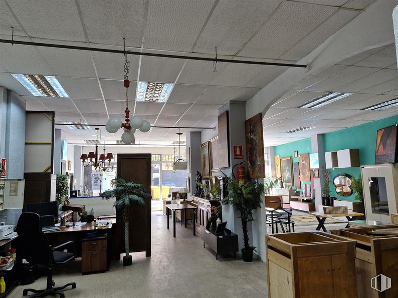 Retail for sale at Calle Marqués de Viana, 22, Tetuán, Madrid, 28039 with chair, houseplant, interior design, furniture, ceiling, flooring, lighting, floor, desk and light fixture around