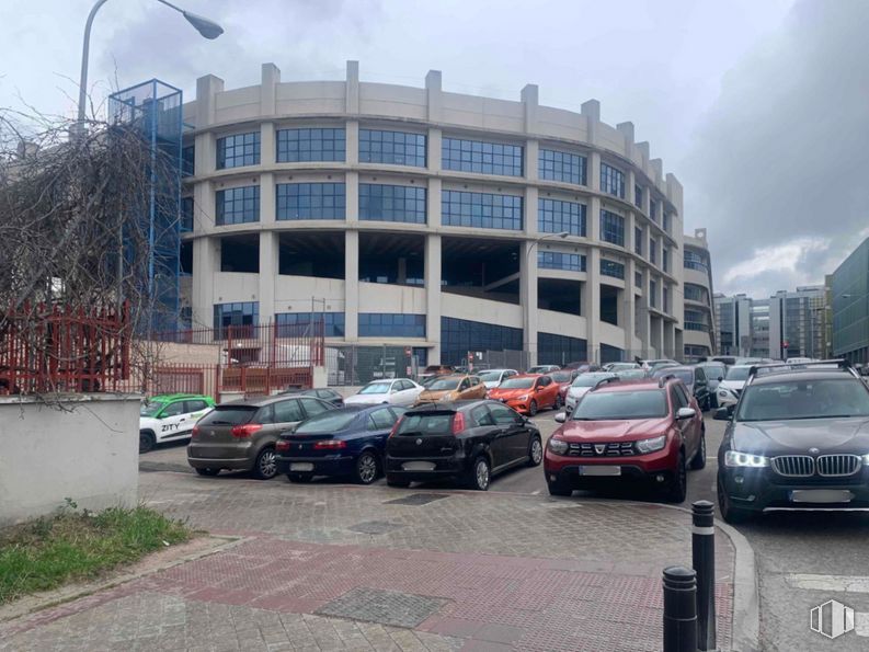 Nave en venta en Zona industrial, Hortaleza, Madrid, 28033 con coche, edificio, luz de estacionamiento automotriz, vehículo terrestre, rueda, vehículo, neumático, cielo, nube y placa de matrícula del vehículo alrededor