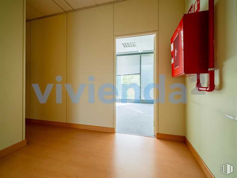 Oficina en venta en Zona San Blas, San Blas - Canillejas, Madrid, 28037 con puerta, suelos, pared, suelo, interiorismo, techo, habitación, vidrio, tinte para madera y madera dura alrededor