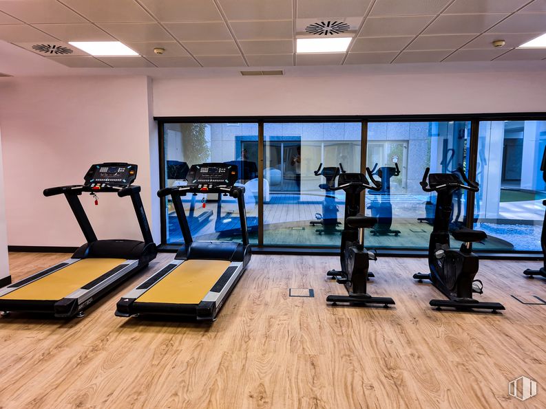 Oficina en alquiler en Calle Gobelas, 25, Moncloa - Aravaca, Madrid, 28023 con rueda de andar, bicicleta estatica, maquina de ejercicio, equipo de ejercicio, gimnasio, piso, escenario deportivo, aptitud física, ejercicio, madera dura y habitación alrededor