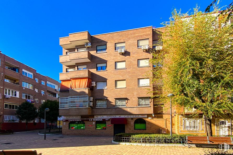 Retail for sale at Calle Núñez De Balboa, 12, Leganés, Madrid, 28911 with building, sky, plant, window, daytime, property, condominium, urban design, tree and tower block around