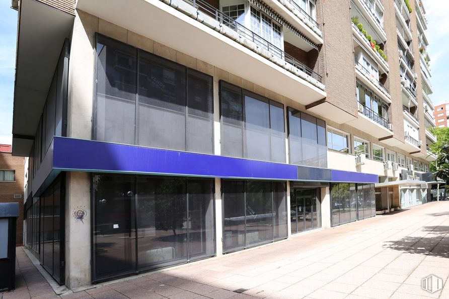 Retail for sale at Paseo Castellana, Tetuán, Madrid, 28046 with building, window, plant, urban design, tree, house, material property, shade, facade and composite material around