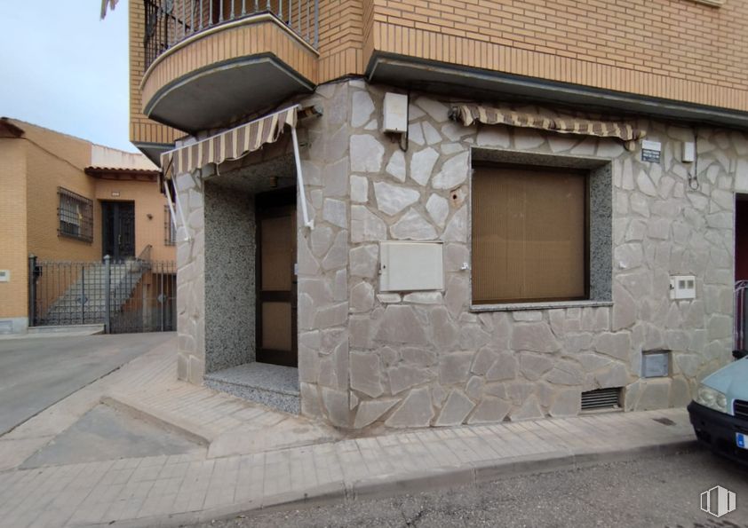 Retail for rent at Calle Don Quijote, Villacañas, Toledo, 45860 with car, window, wall, facade, architecture, composite material, urban design, door, concrete and brick around