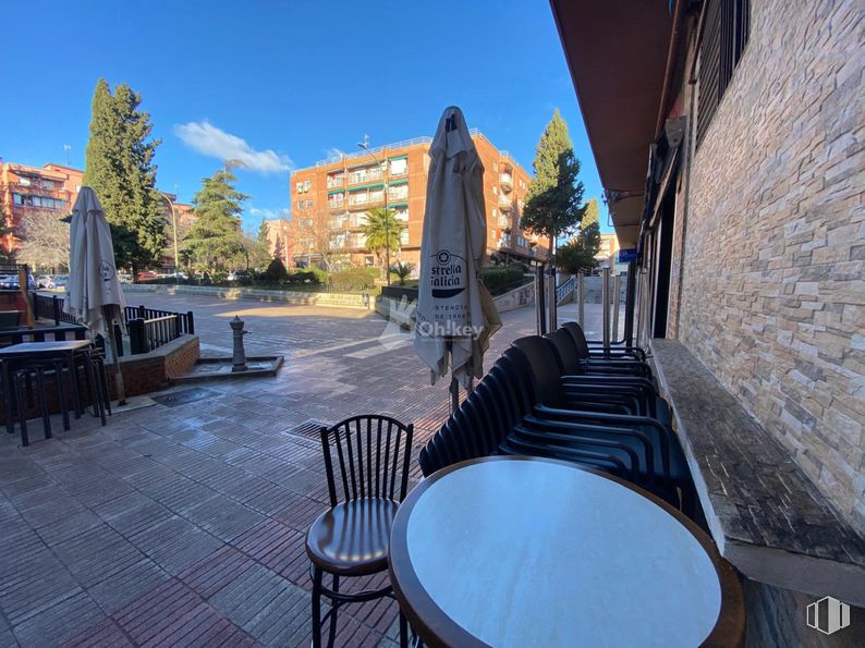 Retail for sale at Zona Comuneros, Coslada, Madrid, 28820 with table top, building, furniture, outdoor furniture, outdoor table, shade, chair, restaurant, kitchen & dining room table and street furniture around