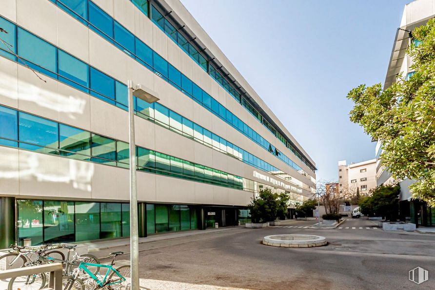 Oficina en alquiler en Calle Hermanos García Noblejas, 37 C, San Blas - Canillejas, Madrid, 28037 con edificio, propiedad, cielo, sombra, diseño urbano, arquitectura, condominio, barrio, bloque de torres y árbol alrededor