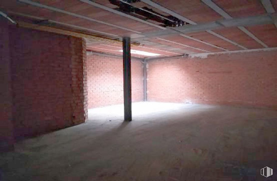 Retail for sale at Calle Velázquez, 4, Segovia, 40002 with wood, floor, flooring, wall, hardwood, hall, tints and shades, ceiling, window and brick around