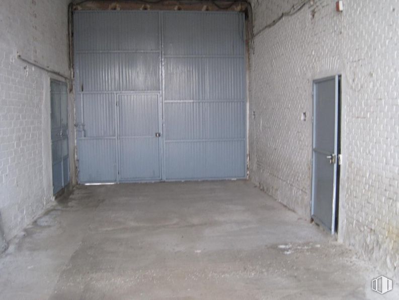 Industrial for sale at Calle Fábrica, La Mata, Toledo, 45534 with door, building, wood, fixture, floor, composite material, flooring, gas, brickwork and house around