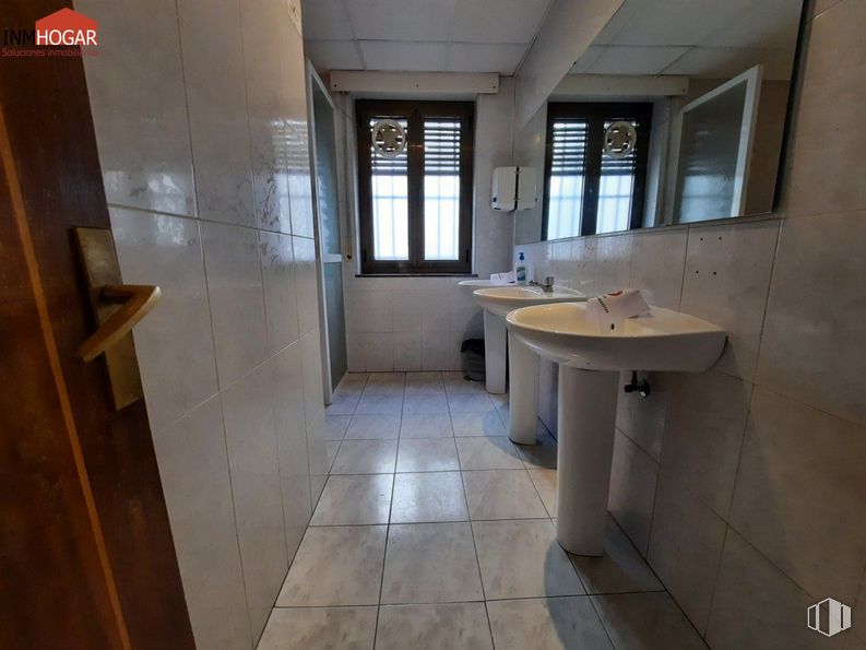 Retail for rent at Zona Murallas, Ávila, 05001 with sink, window, tap, mirror, bathroom sink, plumbing fixture, bathroom, fixture, building and wood around