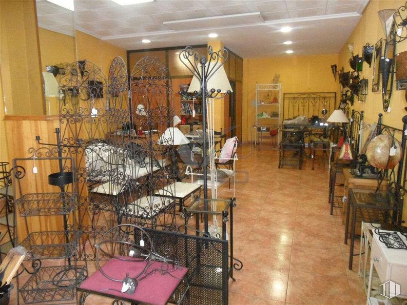 Local en alquiler en Zona Centro, Cuenca, 16001 con bolso, equipaje y bolsos, alumbrado, bolsa, propiedad, diseño de interiores, piso, mesa, edificio y madera alrededor