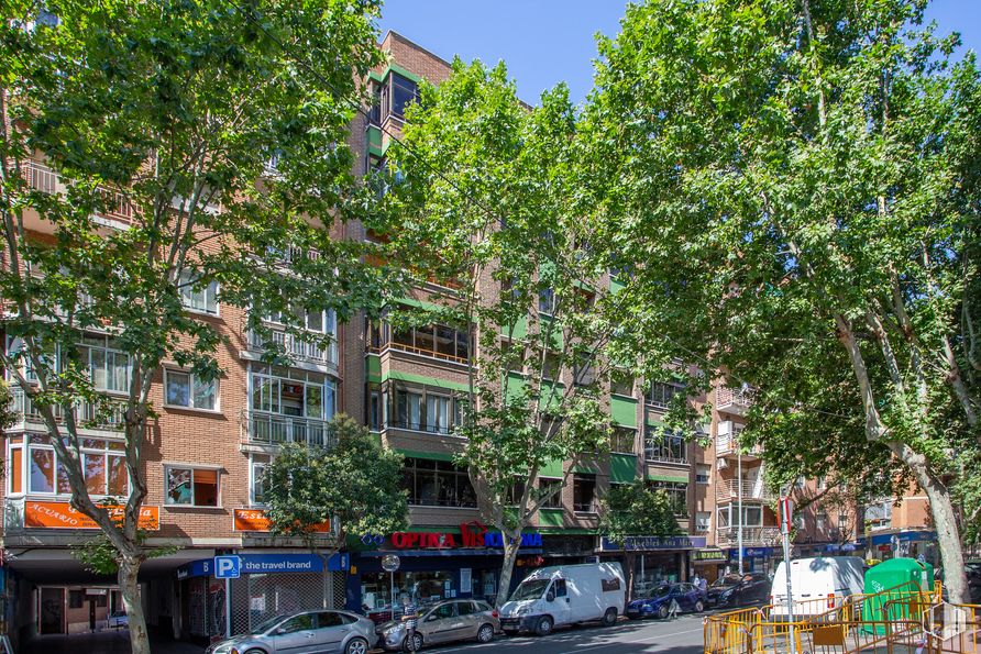 Retail for sale at Calle Torrelaguna, 9, Alcalá de Henares, Madrid, 28807 with car, building, tree, city, window, urban area, town, apartment, neighbourhood and residential area around