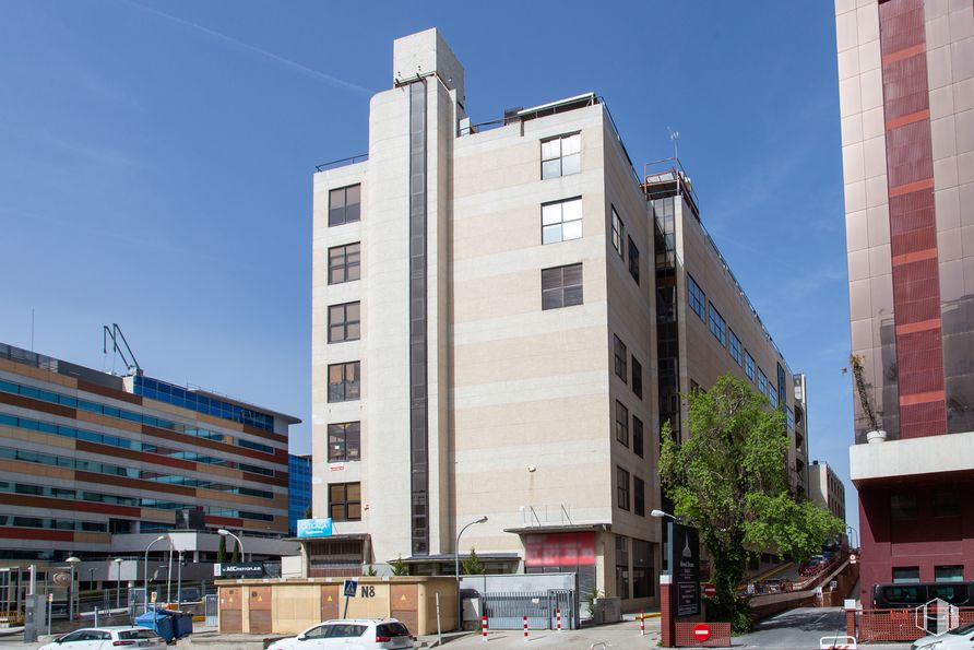 Oficina en venta en Edificio Auge I, Calle María Tubau, 8, Fuencarral - El Pardo, Madrid, 28049 con edificio, vehículo terrestre, cielo, coche, vehículo, ventana, bloque de torres, rueda, luz de la calle y diseño urbano alrededor