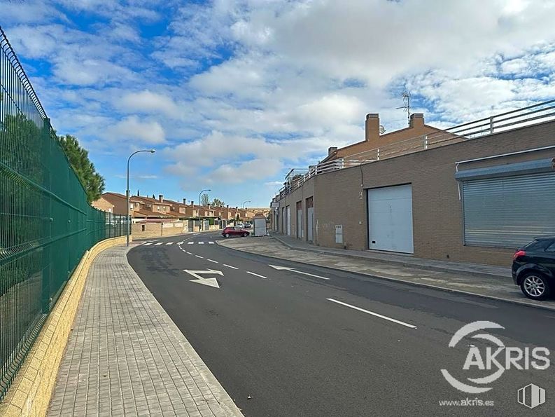 Retail for sale at Zona centro, Argés, Toledo, 45122 with car, building, cloud, sky, road surface, street light, wheel, asphalt, urban design and thoroughfare around