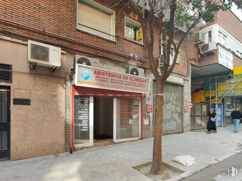 Retail for sale at Calle Cavanilles, Retiro, Madrid, 28007 with window, building, fixture, road surface, door, tree, neighbourhood, sidewalk, facade and urban design around