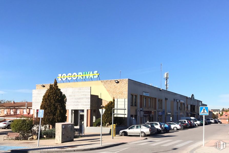 Local en alquiler y venta en C.C. Zoco Rivas, Paseo Chopera, 9, Rivas-Vaciamadrid, Madrid, 28529 con coche, edificio, cielo, luz de estacionamiento automotriz, rueda, vehículo, planta, neumático, asfalto y luz de la calle alrededor