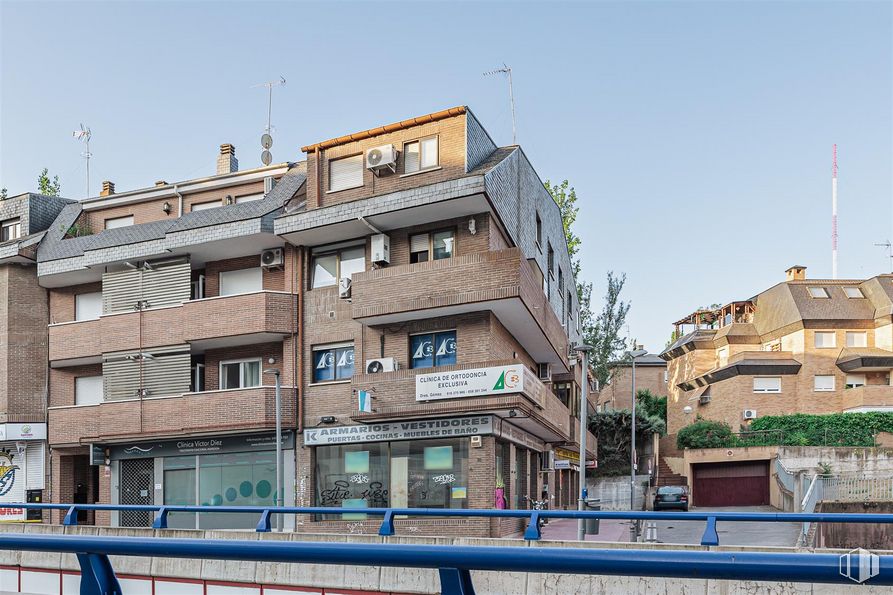 Retail for rent at Calle Real, 38, Las Rozas de Madrid, Madrid, 28230 with building, sky, window, urban design, house, residential area, tree, condominium, material property and facade around