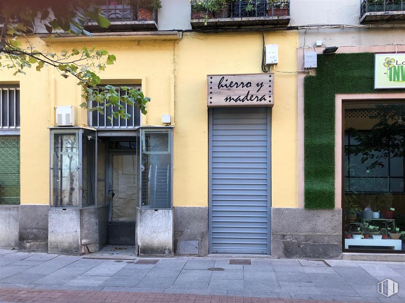 Retail for sale & for rent at Calle Enrique Larreta, 1, Ávila, 05001 with property, plant, fixture, road surface, wood, neighbourhood, door, window, building and road around