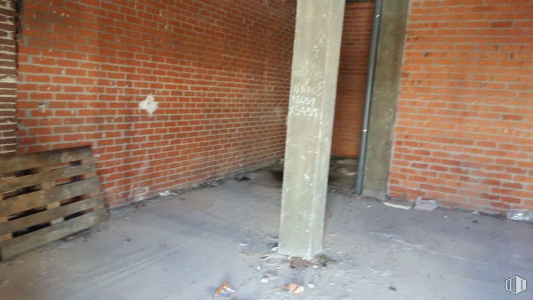 Retail for sale & for rent at Plaza Espronceda, 22, Segovia, 40006 with wood, lighting, brick, brickwork, road surface, building material, building, floor, material property and flooring around