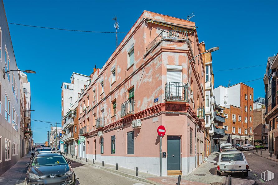 Local en venta en Calle Aníbal, 5, Tetuán, Madrid, 28020 con coche, edificio, cielo, vehículo terrestre, vehículo, ventana, neumático, azul, matrícula del vehículo y rueda alrededor