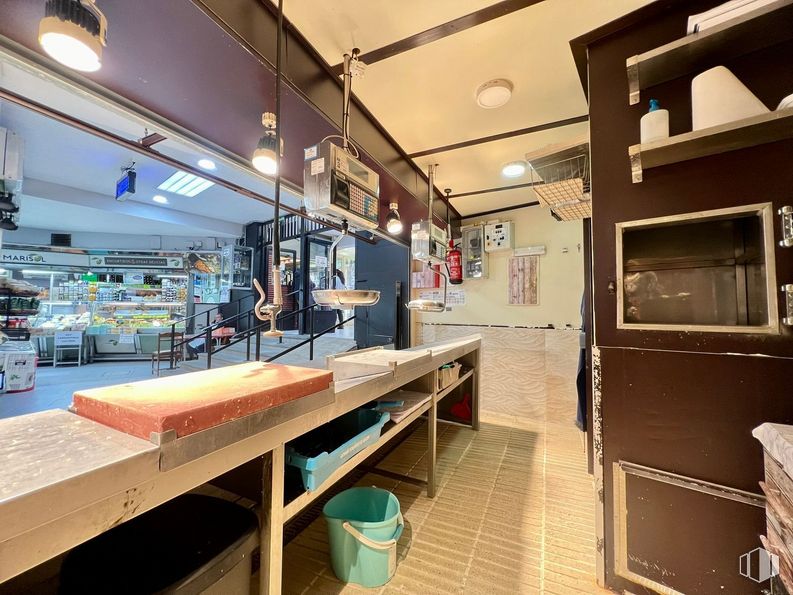 Retail for sale at Calle Juan Duque, Arganzuela, Madrid, 28005 with lighting, interior design, table, flooring, shelving, floor, wood, shelf, ceiling and machine around