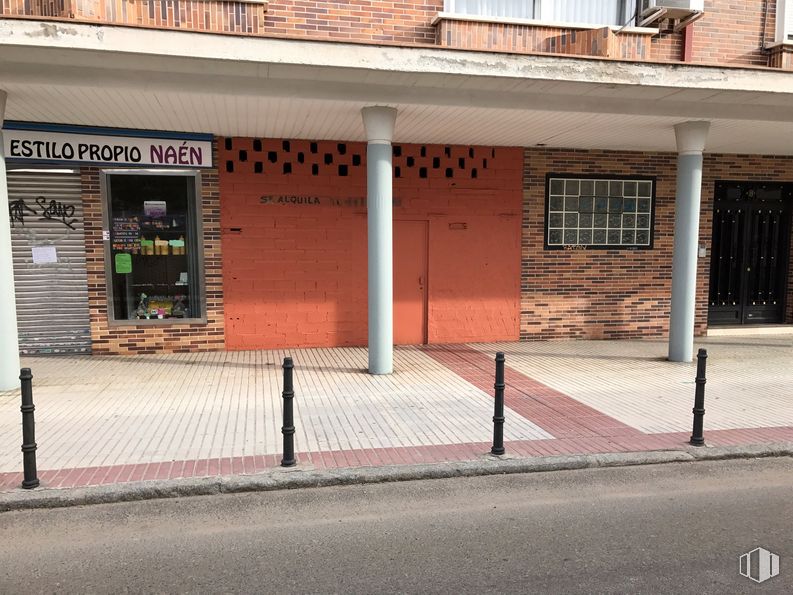 Local en alquiler y venta en Calle Castillejos, 8, Fuenlabrada, Madrid, 28944 con ventana, edificio, superficie de carretera, ladrillo, asfalto, albañilería, sombra, barrio, pared y acera alrededor