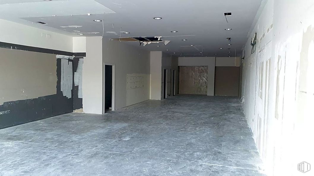 Retail for sale & for rent at Bulevar, Avenida Europa, Toledo, 45003 with fixture, hall, floor, flooring, material property, real estate, composite material, door, ceiling and building around