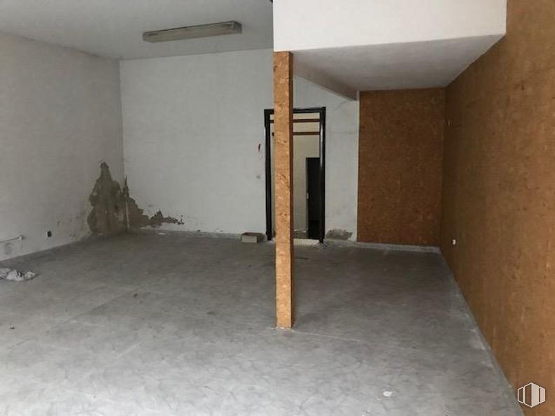 Retail for sale at Calle Juan de Austria, 6, Arenas de San Pedro, Ávila, 05400 with light fixture, wood, flooring, fixture, floor, hall, composite material, ceiling, house and building around