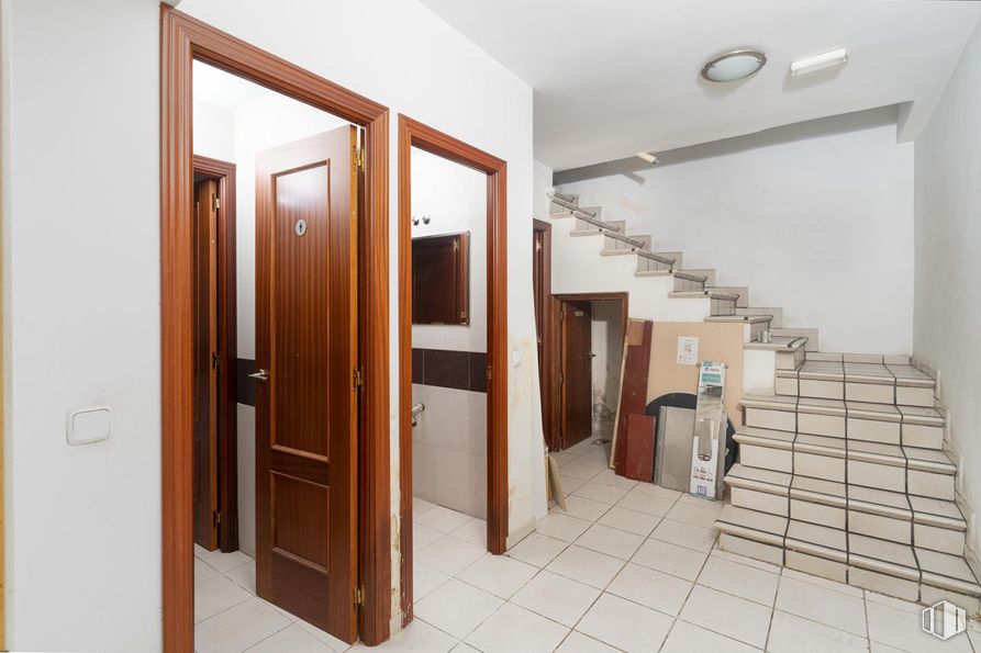 Local en venta en Calle Clara del Rey, Chamartín, Madrid, 28002 con lámpara, propiedad, accesorio, madera, edificio, interiorismo, puerta, suelo, suelos y pared alrededor