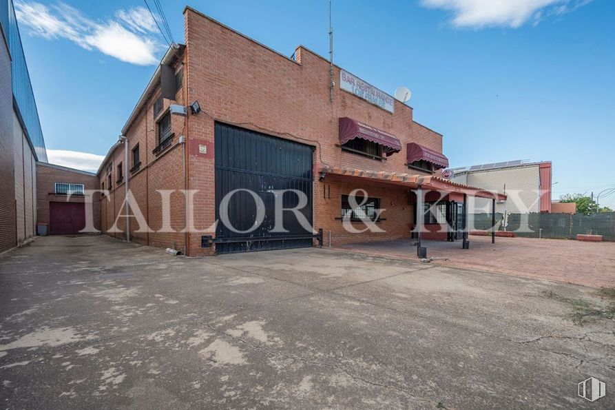 Nave en venta en Polígono Los Frailes, Daganzo de Arriba, Madrid, 28814 con nube, cielo, edificio, ventana, superficie de la carretera, asfalto, madera, diseño urbano, ladrillo y ciudad alrededor