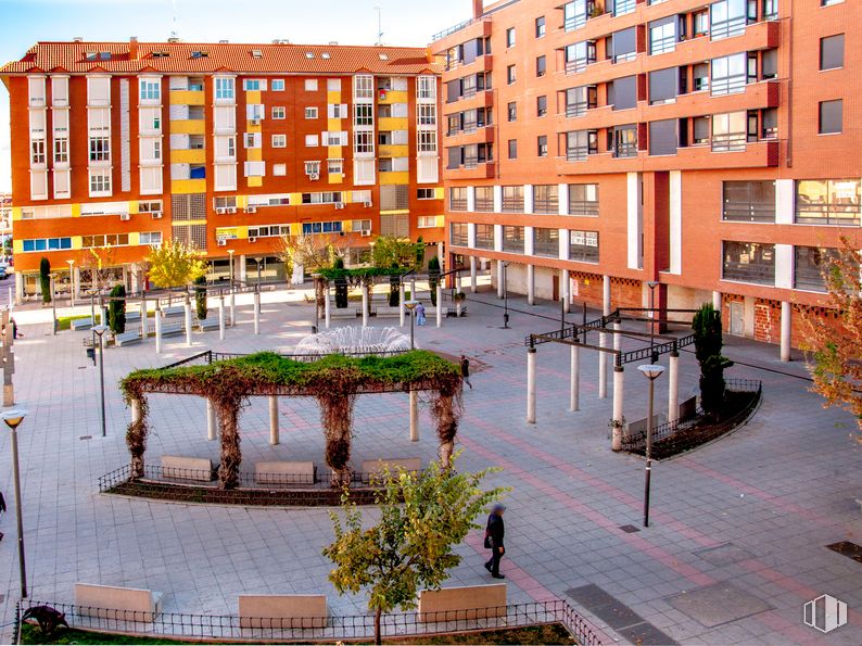 Local en alquiler en Carolina Coronado, 9, Parla, Madrid, 28980 con edificio, planta, ventana, condominio, diseño urbano, árbol, cielo, barrio, espacio público y área residencial alrededor