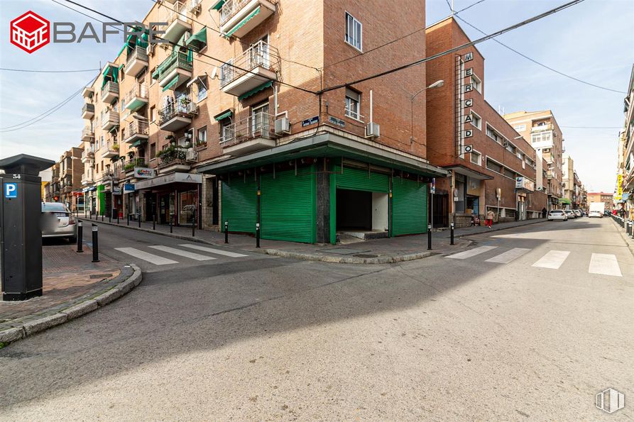 Retail for rent at Calle Antonio Salvador, Usera, Madrid, 28026 with building, window, urban area, city, neighbourhood, town, street, urban design, metropolitan area and apartment around