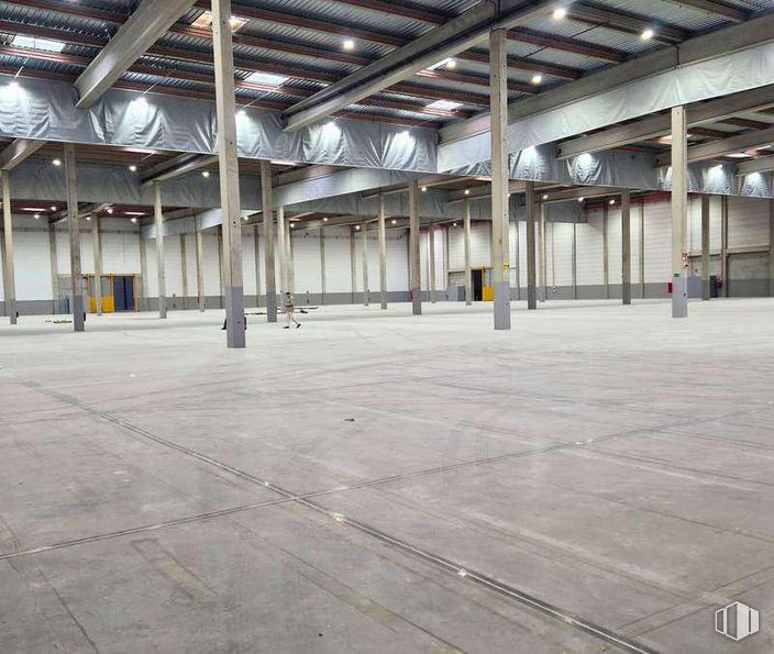 Industrial for rent at Avenida Picones, 9, Alovera, Guadalajara, 19208 with floor, flooring, composite material, ceiling, metal, hall, concrete, building material, warehouse and fluorescent lamp around