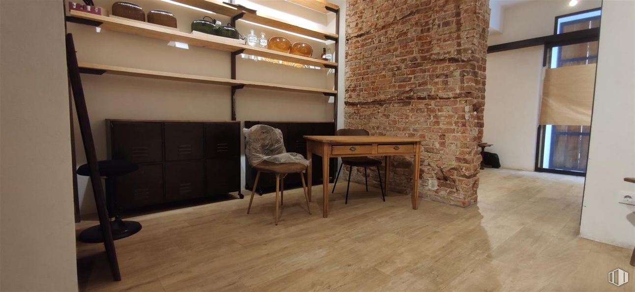 Retail for rent at Calle Guzmán el Bueno, 48, Chamberí, Madrid, 28015 with chair, table, cabinetry, flooring, wall, wood, floor, furniture, interior design and wood flooring around