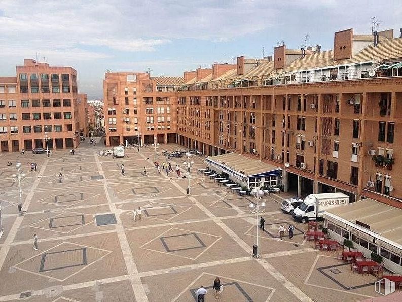 Local en venta en Centro Comercial La Remonta, Tetuán-Castillejos, Tetuán, Madrid, 28020 con edificio, cielo, nube, ventana, infraestructura, diseño urbano, condominio, barrio, ciudad y espacio público alrededor